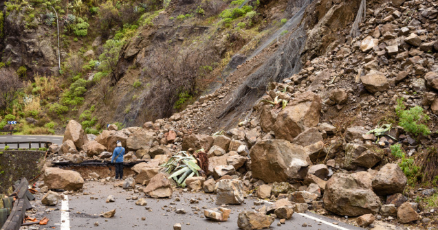Șoseaua Vatra Dornei-Broșteni a fost închisă din cauza unei căderi de bolovani