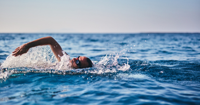 Primul român care a traversat înot una dintre cele mai dificile strâmtori din lu