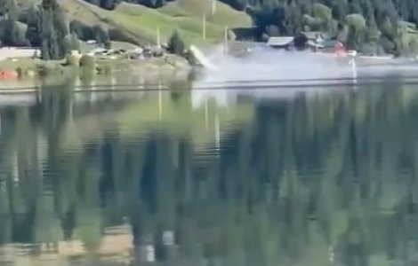 VIDEO Un avion de mici dimensiuni a căzut în lacul Colibița. Pilotul a murit