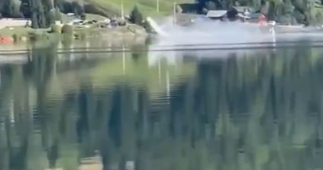 VIDEO Un avion de mici dimensiuni a căzut în lacul Colibița. Pilotul a murit