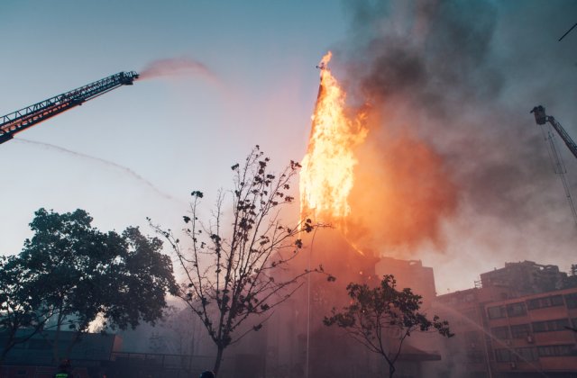 O biserică din Constanţa a luat foc chiar &icirc;n timpul slujbei. Credincioșii au fost evacuați de urgență