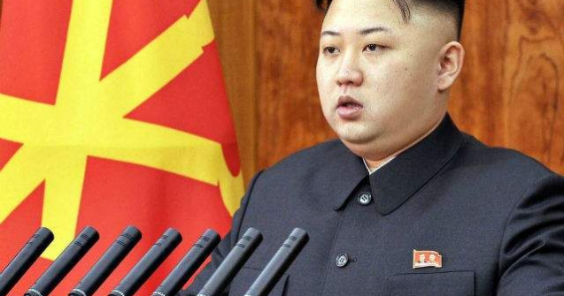 Kim Jong-un, surprins schiopatand la ceremonia pentru bunicul sau