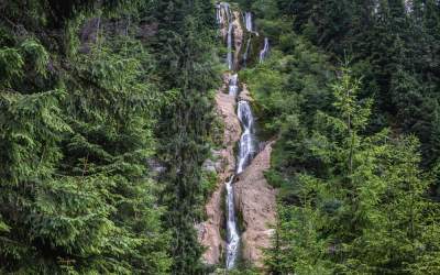 Planifici să vizitezi Cascada...