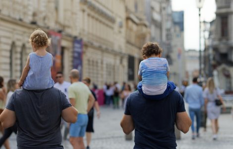 România a pierdut populaţia unui judeţ într-un an. Cauza principală