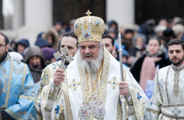 Patriarhul Daniel: &bdquo;Binecuv&acirc;ntare pentru toţi elevii, părinţii, &icirc;nvăţătorii şi profesorii rom&acirc;ni&rdquo;