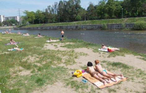 Un clujean s-a plans ca e AGRESAT vizual de femeile care fac topless!