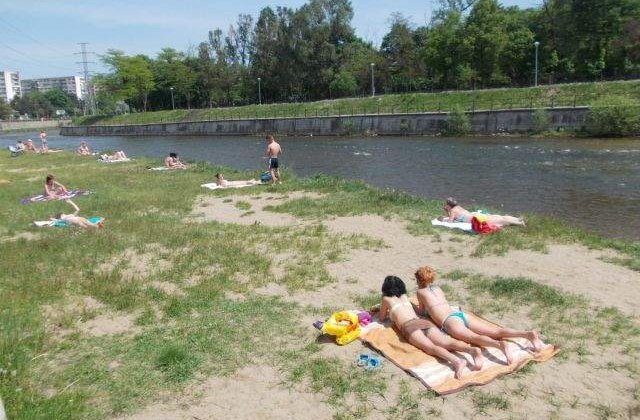 Un clujean s-a plans ca e AGRESAT vizual de femeile care fac topless! Raspunsul lui Emil Boc