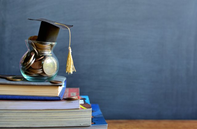 Burse școlare 2022-2023. Care sunt condițiile de acordare a burselor de merit, de studiu sau sociale