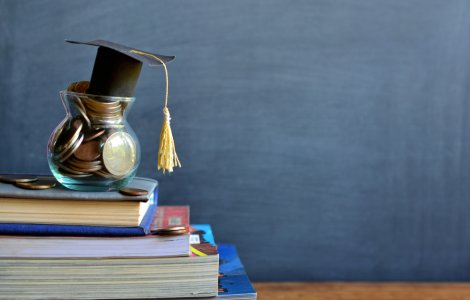 Burse școlare 2022-2023. Care sunt condițiile de acordare a burselor de merit, de studiu sau sociale