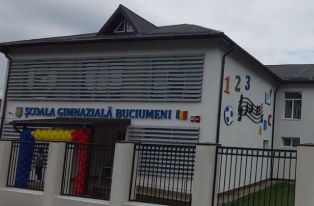 Greșeală gravă de ortografie, &icirc;ntr-un citat scris pe perete, la inaugurarea unei școli din D&acirc;mbovița