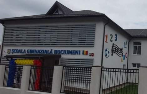 Greșeală gravă de ortografie, într-un citat scris pe perete, la inaugurarea unei școli din Dâmbovița