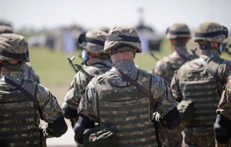 Stagiu militar voluntar pentru românii cu vârste între 18 și 35 de ani. Ce beneficii financiare sunt