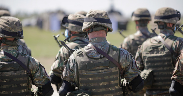 Stagiu militar voluntar pentru românii cu vârste între 18 și 35 de ani. Ce beneficii financiare sunt