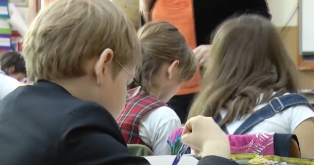 Luni, 5 septembrie, începe noul an şcolar. Problemele cu care se confruntă școlile românești: toalete în curte, clase supraaglomerate și elevi relocați