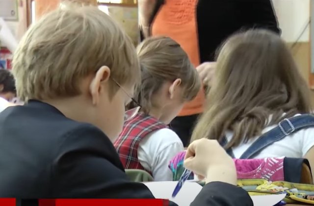Luni, 5 septembrie, &icirc;ncepe noul an şcolar. Problemele cu care se confruntă școlile rom&acirc;nești: toalete &icirc;n curte, clase supraaglomerate și elevi relocați