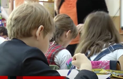 Luni, 5 septembrie, începe noul an şcolar. Problemele cu care se confruntă școlile românești: toalete în curte, clase supraaglomerate și elevi relocați