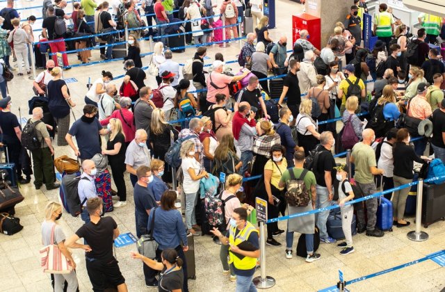 Guvernul a &icirc;nființat o celulă de criză și trimite aeronave Tarom pentru rom&acirc;nii blocați &icirc;n străinătate după oprirea zborurilor Blue Air