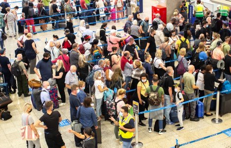 Guvernul a înființat o celulă de criză și trimite aeronave Tarom pentru românii blocați în străinătate după oprirea zborurilor Blue Air