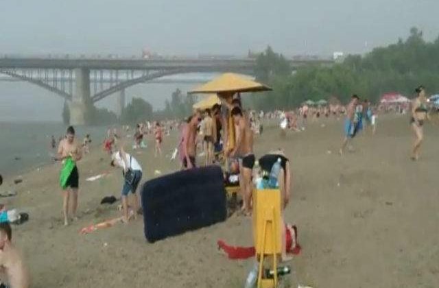 [VIDEO] Furtuna cumplita pe o plaja din Rusia