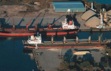 Optsprezece marinari romani, ramasi fara provizii la bordul unei nave