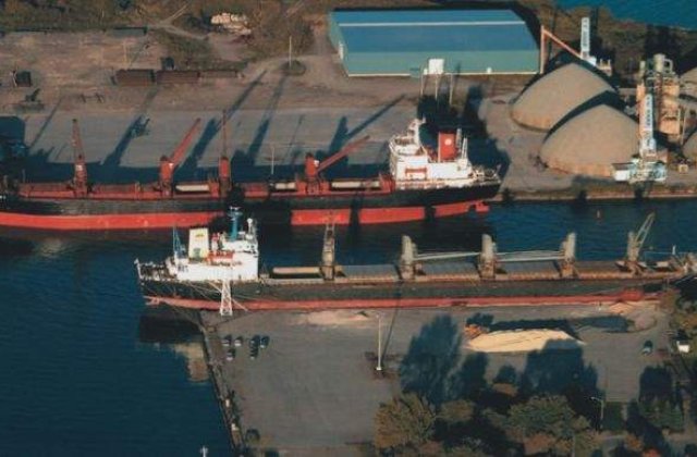 Optsprezece marinari romani, ramasi fara provizii la bordul unei nave
