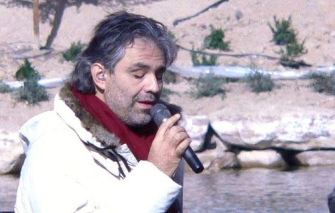 Andrea Bocelli promoveaza un brand de vin produs de fosti detinuti
