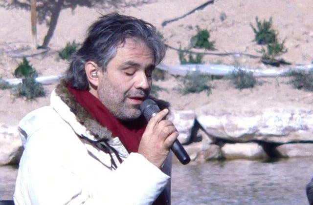 Andrea Bocelli promoveaza un brand de vin produs de fosti detinuti italieni