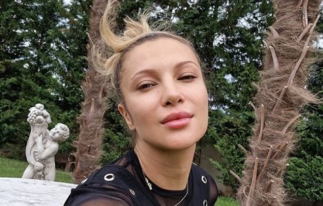Lora, luată la rost de admiratori din cauza imaginilor provocatoare. Cum a reacționat artista: „Niciodată o femeie mulțumită cu ea nu va ataca alte femei”