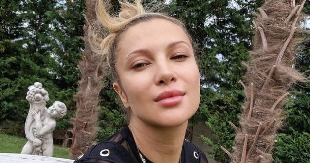 Lora, luată la rost de admiratori din cauza imaginilor provocatoare. Cum a reacționat artista: „Niciodată o femeie mulțumită cu ea nu va ataca alte femei”