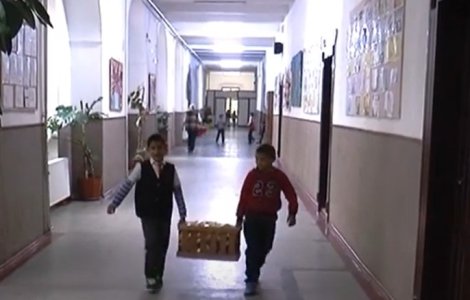 Autorități nepregătite, elevi fără corn și lapte. Un primar din Gorj oferă pachete copiilor din banii economisiți anul trecut
