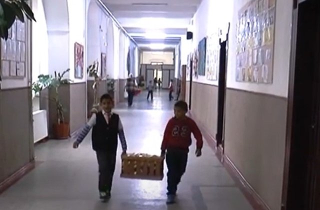Autorități nepregătite, elevi fără corn și lapte. Un primar din Gorj oferă pachete copiilor din banii economisiți anul trecut