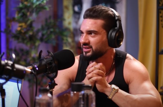 Dorian Popa, deranjat din cauza comentariile răutăcioase de pe Internet. Vloggerul, criticat pentru că și-a luat mașină de 300.000 de euro