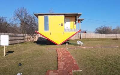 Casa răsturnată, unică din...