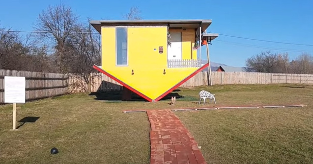 Casa răsturnată, unică din România. Cum arată atracția cu acoperișul înfipt în pământ