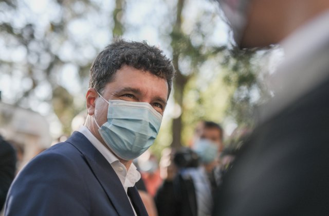 Rom&acirc;nii protestează la ușa lui Nicușor Dan. Aceștia cer locuințe sociale și amenință că intră &icirc;n greva foamei