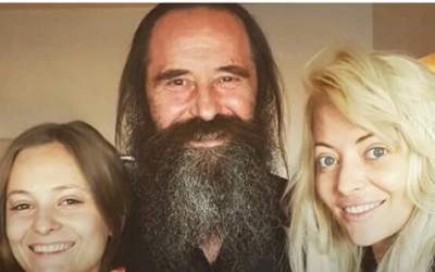 Tatăl Deliei s-a întors de pe...