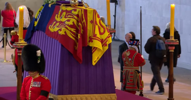 Detalii despre procesiunea funerară care însoțește sicriul Reginei Elisabeta a II-a