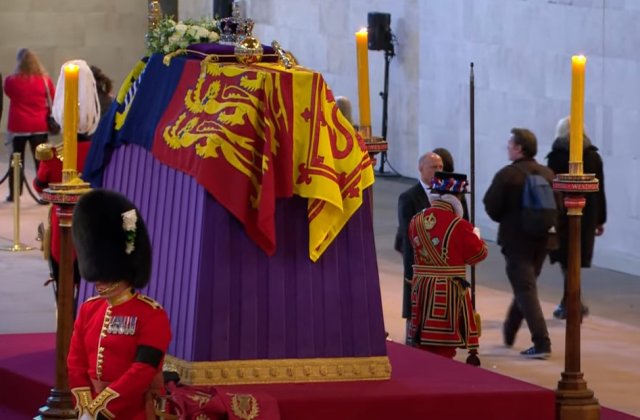 Detalii despre procesiunea funerară care &icirc;nsoțește sicriul Reginei Elisabeta a II-a 