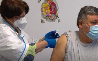 Medicii susțin că vaccinarea...
