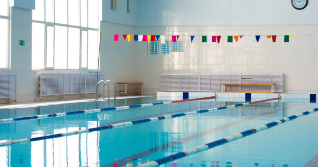 O școală din vestul României are bazin de înot, însă nu îl folosește. Cauza