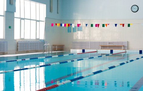 O școală din vestul României are bazin de înot, însă nu îl folosește. Care este cauza