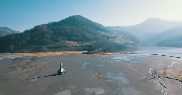 Povestea bisericii scufundate din lacul Beliș, în inima Apusenilor