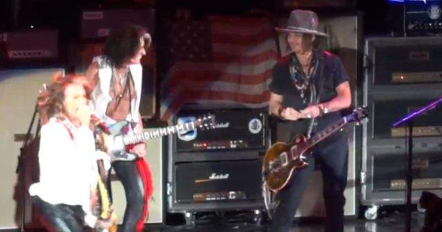  Video  Johnny Depp a cantat la chitara, intr-un concert Aerosmith
