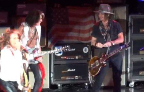 Video  Johnny Depp a cantat la chitara, intr-un concert Aerosmith