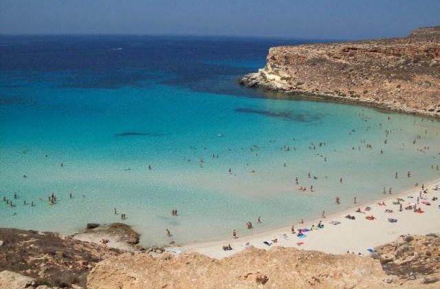 Cel putin 19 imigranti au murit la bordul unei nave aflate in largul Insulei Lampedusa