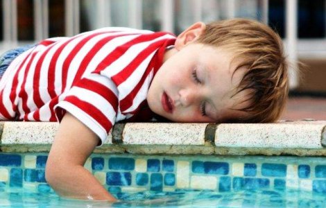 Riscul de deces este mai mare in cazul copiilor care dorm cu parintii