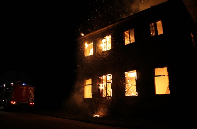 Incendiu de proporții la o școală din Hunedoara. Sute de elevi au fost evacuați de urgență