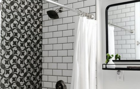 Principalele avantaje ale unei cabine de duș în baia ta