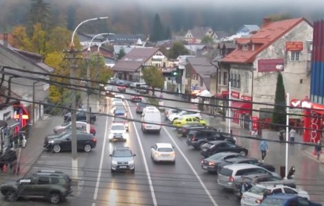 Podul din Sinaia a intrat în reabilitare la început de sezon turistic; traficul pe DN1, îngreunat. Ce explicații oferă CNAIR
