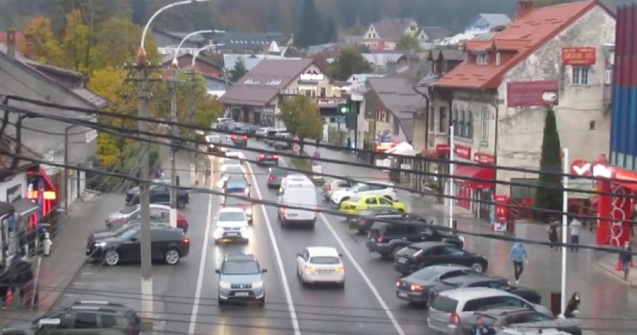 Podul din Sinaia a intrat în reabilitare la început de sezon turistic; traficul pe DN1, îngreunat. Ce explicații oferă CNAIR